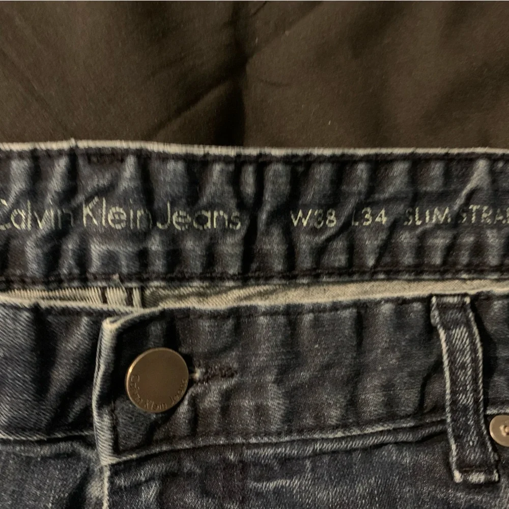 Calvin Klein men’s jeans 38 x 34 In like new condition - Picture 2 of 5